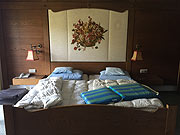 Manche Zimmer im Hotel Lederer in Bad Wiessee sehen aus, als könnte man gleich wieder einziehen (©Foto: Martin Schmitz)